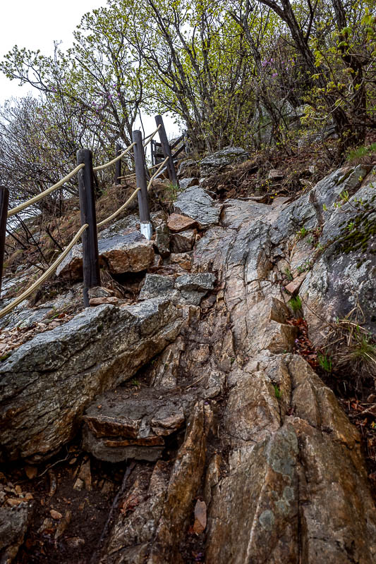 Korea-Seoul-Hiking-Yongmunsan - Rocks. Steep slippery rocks. I spent the next 5 or so hours hanging onto ropes.