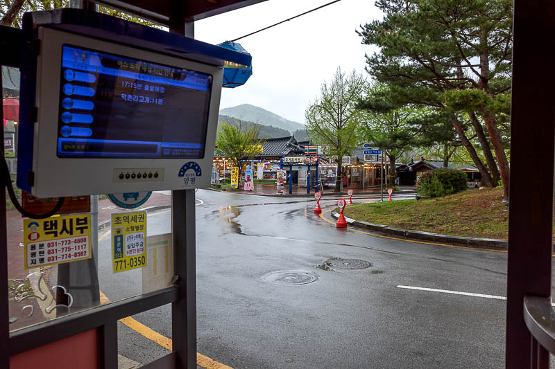 Korea-Seoul-Hiking-Yongmunsan - And finally, I am waiting at the bus stop, wondering if I should go to that 7-eleven for a snack. Nope, the bus came almost immediately. It takes abou