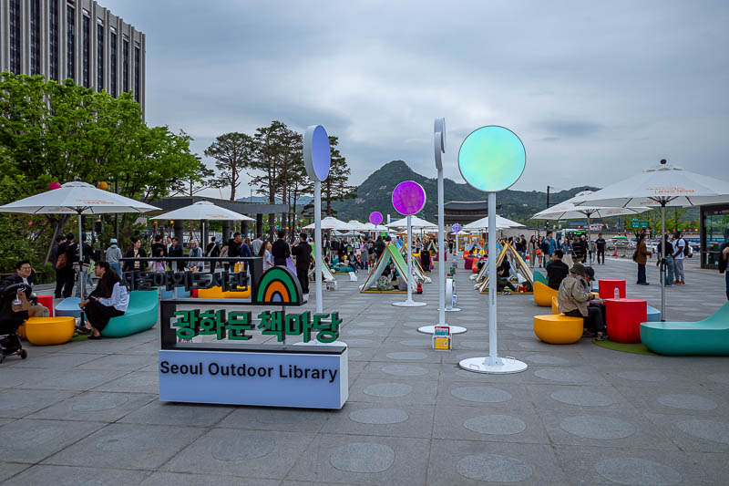 Korea-Seoul-Insadong - The outdoor library initiative has sprung up everywhere around this area of Seoul. My phone has been giving me news articles about it so I think it is