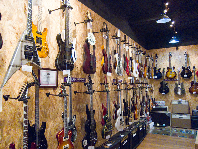 China-Shanghai-Nanjing Road-Guitar - Bonus guitar store photo.