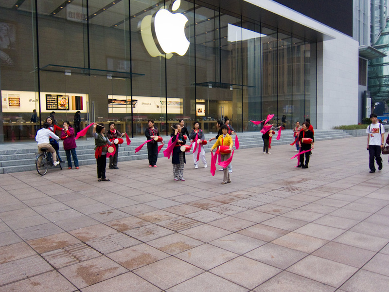 China-Shanghai-Pudong-Bund-Fog - Falun Gong flag wavers protesting apple. Occupy apple!