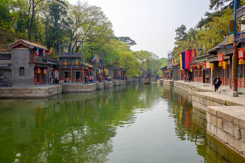 The great loop of China - April 2018 - A bit more Suzhou street, I wonder how many people fall in when this place is crowded? There is no guard rail and the path is very narrow in places.