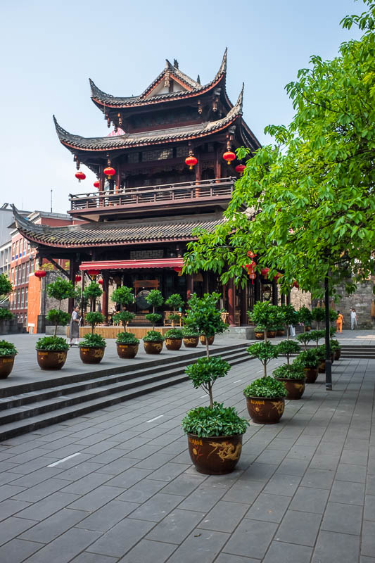 The great loop of China - April 2018 - Nice temple, nice plants. There was a lady spinning around with a real sword out the front but she put it away when she saw me so I could not get a ph