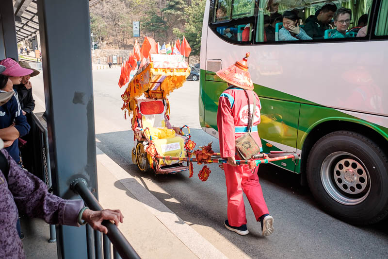 The great loop of China - April 2018 - Free entertainment was provided while waiting for the shuttle bus courtesy of the singing rickshaw man. His rickshaw is fitted out with huge blaring s