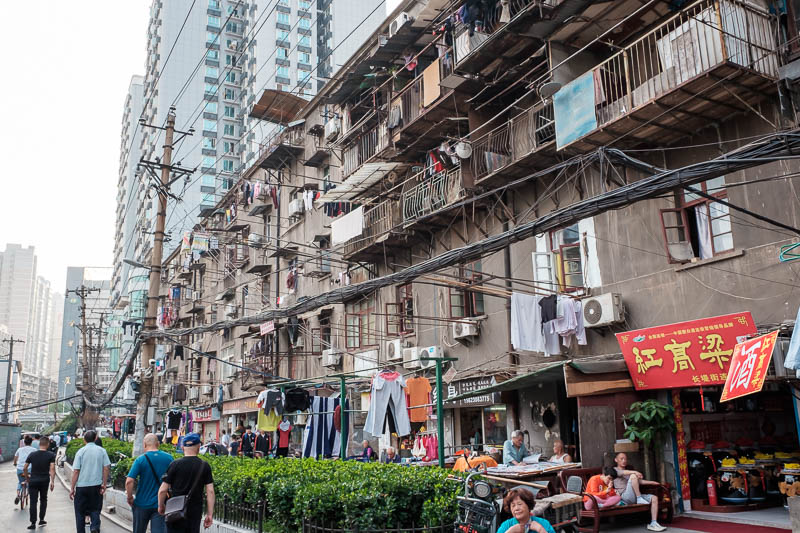 The great loop of China - April 2018 - Instead of walking along a main road with its nice apartments, I went 2 streets back into the everything happens directly on the street zone.