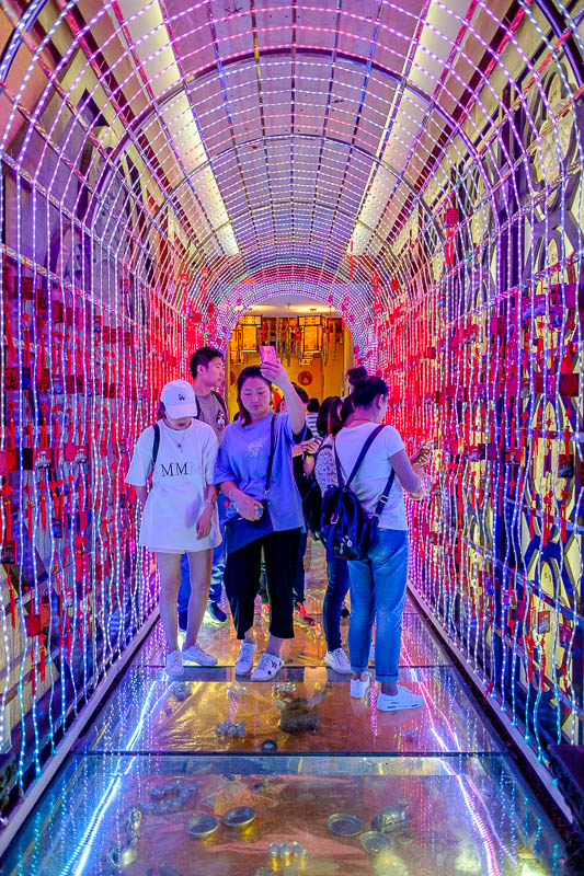 The great loop of China - April 2018 - Through this rainbow archway, a traditional Chinese restaurant. Strange.