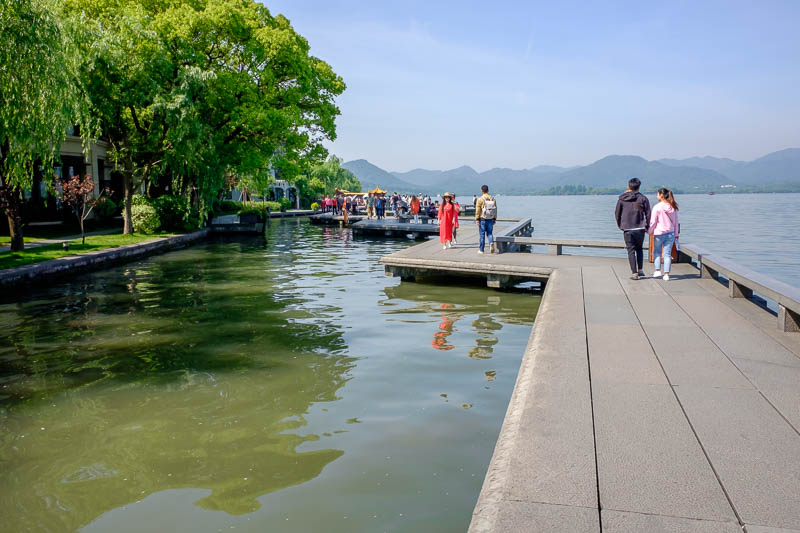 China-Hangzhou-West Lake-Hiking - Scene #4 - Amazing world of floating concrete. Chinese concrete is best concrete, the rise of A.I. and ongoing efforts of revolutionary scientists has
