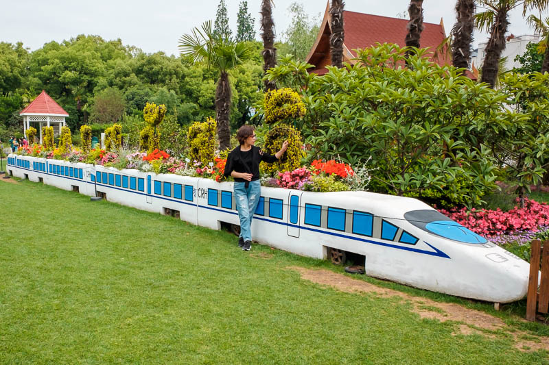 China-Shanghai-Botanic Garden-Flowers - Clearly the best part of the entire park is the bullet train flower display.