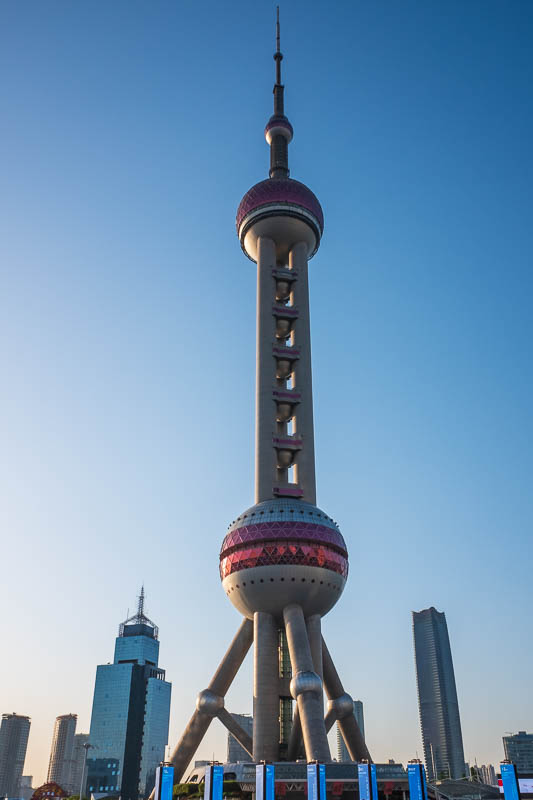 The great loop of China - April 2018 - Now we start the series of boring photos of modern buildings. This one is not really that modern, but I have not seen it with such clear skies before.