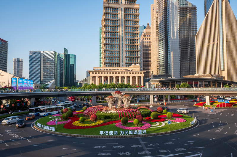 The great loop of China - April 2018 - The walkway across there, I am also standing on it, it is a giant circle for viewing big buildings, and the central garden and passing traffic.