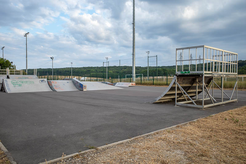 France & England... for work... - Just past the edge of the village, a youth activity centre, behind large fences. Hoodlums without skateboards are hanging out on the skateboard ramp.