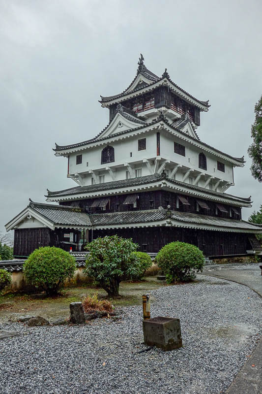 Japan-Iwakuni-Bridge-Rain-Hiking - And heres Japan standard castle recreation version 9.3d. This particular one was built in the 1950's and is based on an original that only stood nearb