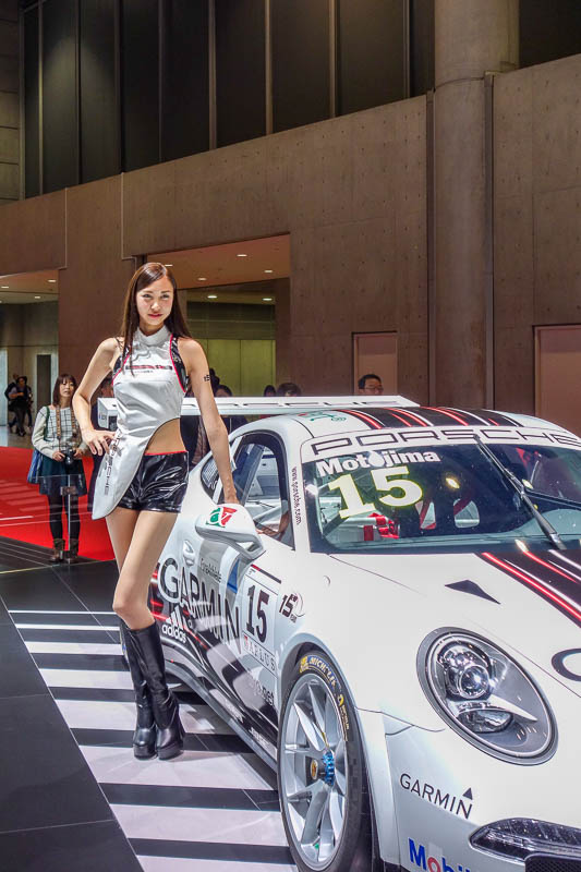 Japan-Tokyo-Odaiba-Motor Show-Ramen - Even Porsche has girls standing awkwardly.