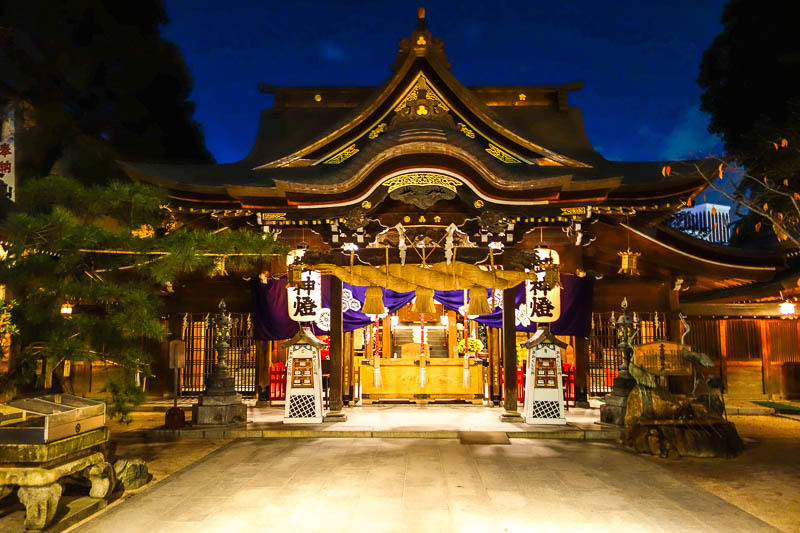 Japan 2015 - Tokyo - Nagoya - Hiroshima - Shimonoseki - Fukuoka - I am always amazed that these temples everywhere are open and lit up at night. You can just wander about, buy something from the vending machine, use 