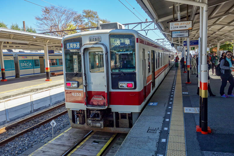Japan 2015 - Tokyo - Nagoya - Hiroshima - Shimonoseki - Fukuoka - This is the train I took. It loses carriages along the way, which is weird because everyone on it is going to Nikko, so as they take carriages off, mo