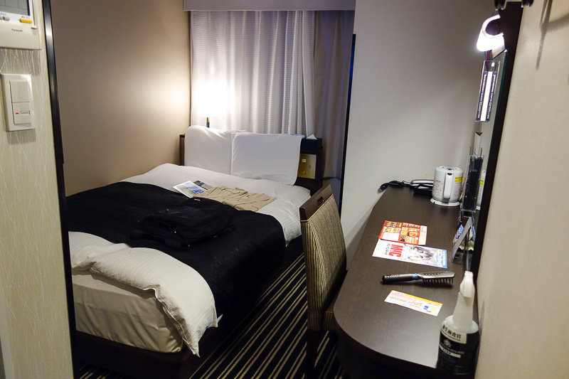 Japan-Tokyo-Narita-Shinjuku - My hotel room is brand new, cheap, small, but in the greatest location ever, right next to the big cinema complex in Kabuchiko. I am on the 27th floor
