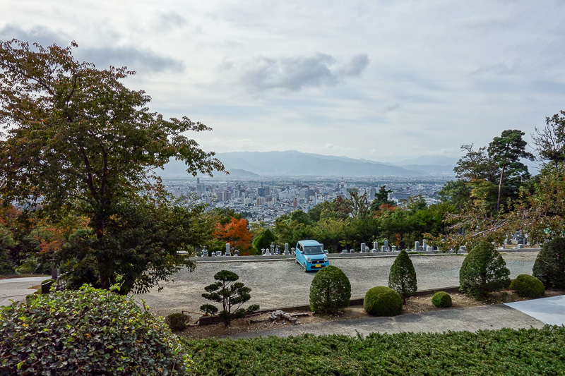 Japan-Nagano-Hiking-Zenkoji - Now I am looking for my path up the hill, first I went through a graveyard with a great view.