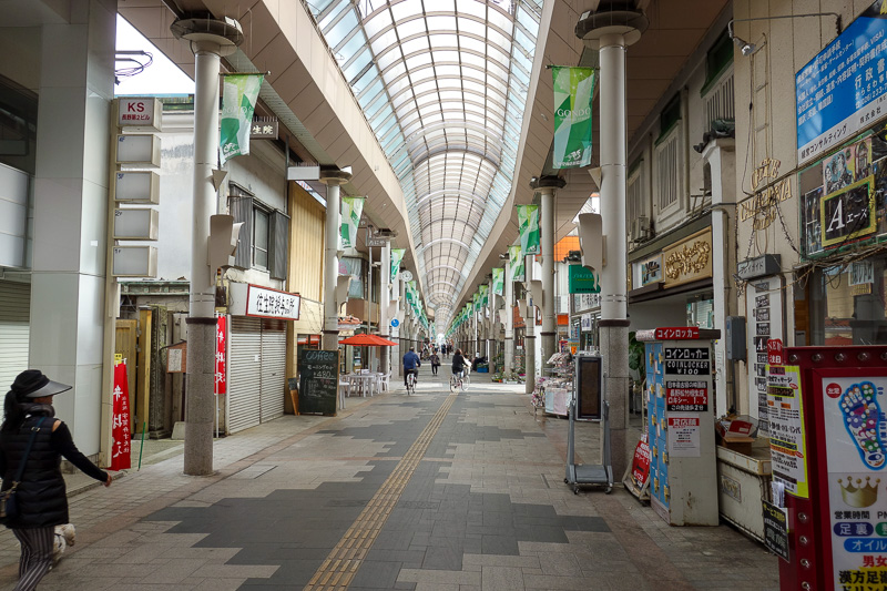Japan-Nagano-Hiking-Zenkoji - At lunch time, I thought the covered shopping street might have people, but no. A few are using it as a way to avoid the sun, but it is still ridiculo