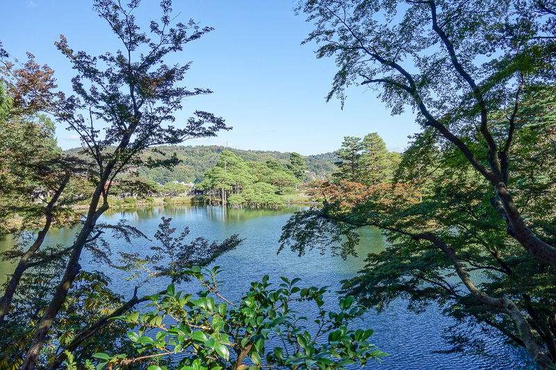 Japan-Toyama-Kanazawa-Kenrokuen-Garden - Nice lake, I have done well to hide the thousands of tourists. Again they all seem to be Japanese tour groups. Westerners generally are showing themse