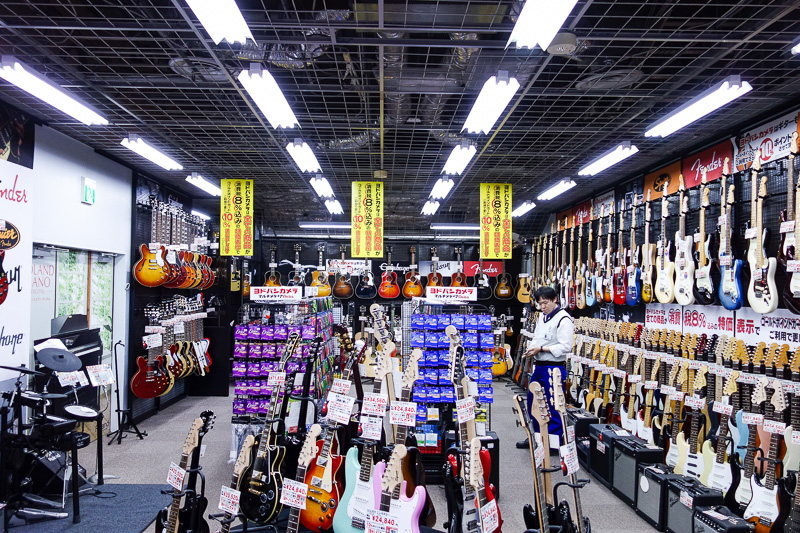 Visiting 9 cities in Japan - Oct and Nov 2016 - An Australian guitar shop in Japan, only selling Gibson and Fender. But its not a guitar shop, its a corner of one floor of Yodabashi. So the equivale