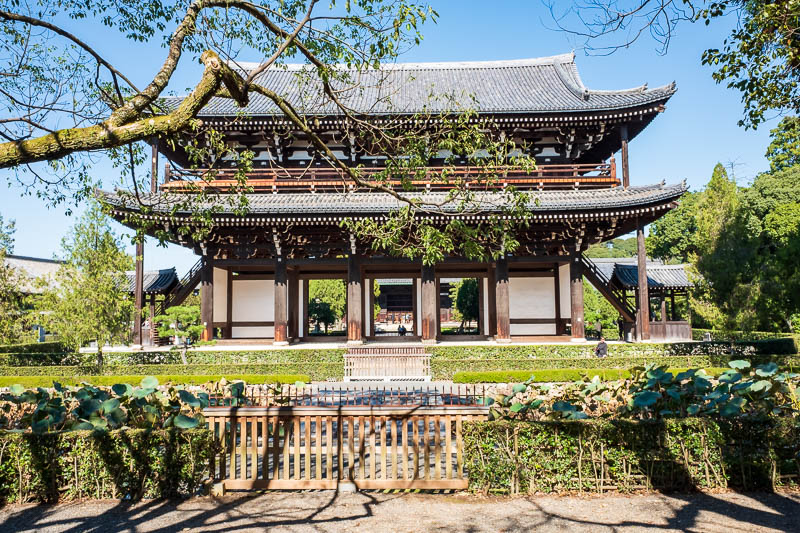 Back to Japan for even more - Oct and Nov 2017 - Tofuku-ji. Everything here costs a huge amount of money! To climb up the gate, $10, go inside $10, go in the garden $10, use the bathroom, $5, get you