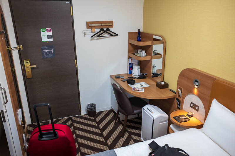 Back to Japan for even more - Oct and Nov 2017 - And here is my room, probably the nicest of the trip so far, too bad I will only be here for 2 nights. It is the Sunroute Sopra Kobe Annesso. A bit of