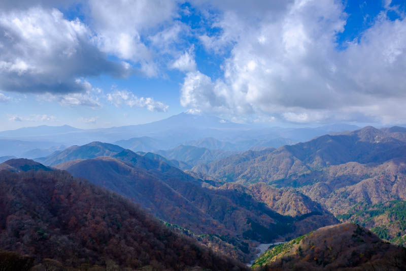 Japan-Hiking-Mount Tanzawa-Shibusawa - Almost out of the cloud. Look at that valley!