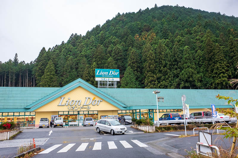 Japan-Tokyo-Nikko-Hiking-Mount Toyama - Once I got back to the station area I found out I had to wait 50 minutes for the train. No problem, I found a supermarket with a public seating area i