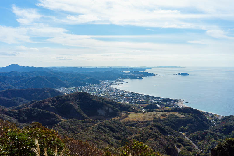 Of course I am back in Japan yet again - Oct and Nov 2018 - The view down to Tateyama at the foot of the Chiba Peninsula looks very inviting. If only it didnt take so long for the trains to get there. They need