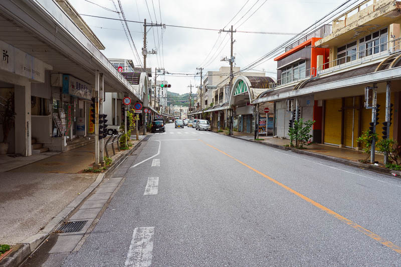 Japan-Okinawa-Nago-Hiking - Its a covered street. But I would not call it a covered shopping street, since all the shops are shut. This was the case later in the day when I retur