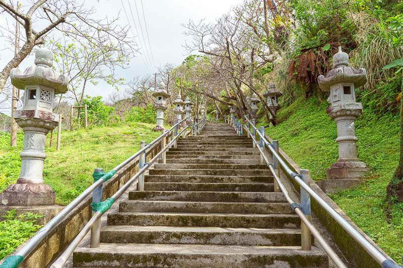 Japan-Okinawa-Nago-Hiking - This is the nice path ascending to the castle ruins, somewhat ruined by the steel hand rail. Ruins ruined. I amuse myself.