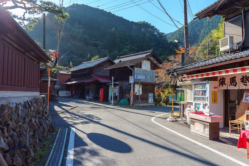 Japan-Tokyo-Hiking-Takao-Mount Jinba - I knew when what time the bus departed, 25 minutes past the hour. Not that it was a big problem because they depart every hour, but I decided to run a