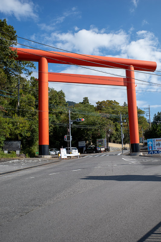 Japan for the 9th time - Oct and Nov 2019 - Hard to get lost, the giant red gate shows you the way. Those are some nice powerlines too!