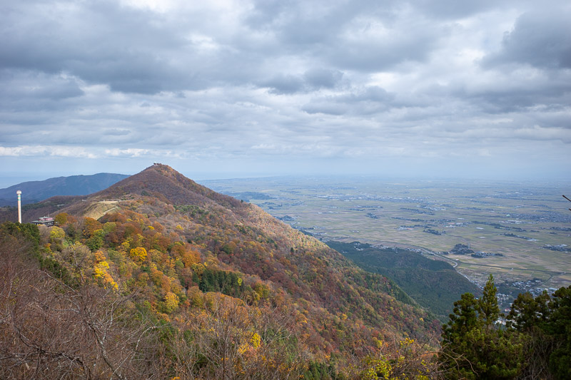 Japan-Niigata-Hiking-Mount Yahiko - Now I will walk all the way along all the ridges of the entire range. Whats that strange pole on the left?