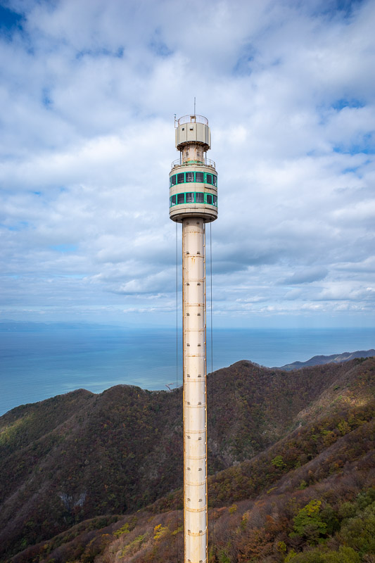 Japan for the 9th time - Oct and Nov 2019 - OK, this pole has a cylinder full of people that goes up it very slowly, its near the top here. It rotates as it goes up. I dont really understand how