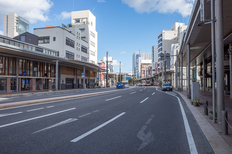 Japan for the 9th time - Oct and Nov 2019 - Another bendy street. Looks mostly shut, but also looks like mostly restaurants that shut in the afternoon between lunch and dinner. Maybe. Maybe its 