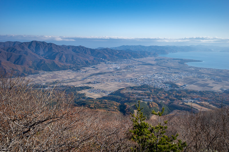Japan for the 9th time - Oct and Nov 2019 - Cool view down. I am over half way down at this point, better light, better detail. Oh look, some cloud on the horizon.