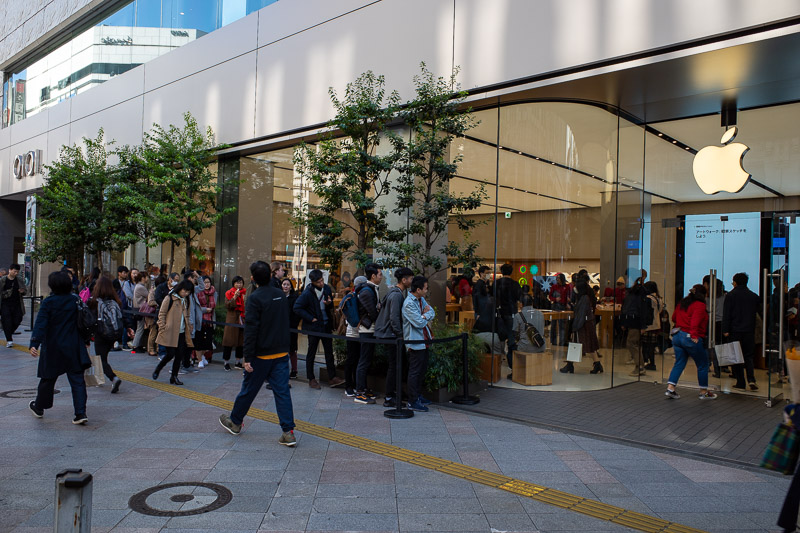 Japan-Tokyo-Shinjuku Gyoen-Garden - Apple store Japan has a permanent line to spend $1500+ on a phone.