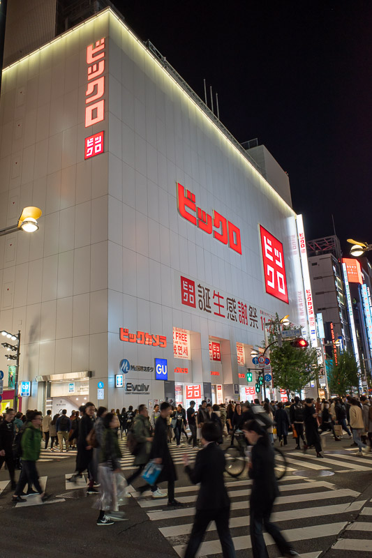 Japan-Tokyo-Shinjuku-Food-Hamburg - Here is the Uniqlo Borg cube. Assimilation is imminent. I refuse to right the actual thing.