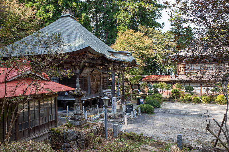 Japan-Tokyo-Hiking-Iwatakeishiyama - I was amazed when I came across this shrine. It is large and modern. There is no road. Its a minimum 2 hours walk to the nearest road. I am used to se