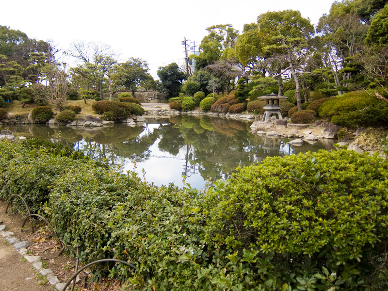 Japan-Osaka-Castle - Theres quite a nice garden to appreciate, especially since its quite a bit warmer today. My jacket is an annoying me.