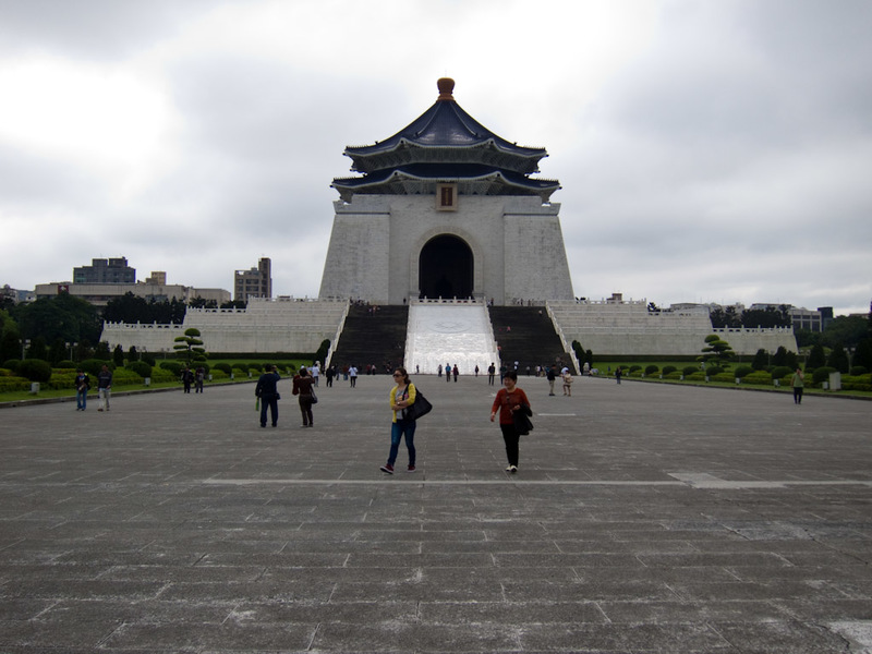 Taiwan-Taipei-Memorial-Mausoleum - Getting closer to the hall.