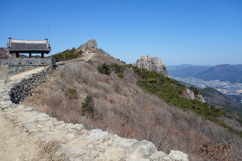 Korea-Busan-Hiking-Geumjung - Next gathouse, I climbed up those rocks too.