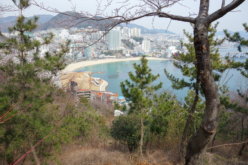 Korea-Busan-Beach-Songdo - Oh well, have to descend back down to the beach and get back to my room in time for the grand prix. I did however spot some mountains for tomorrow!