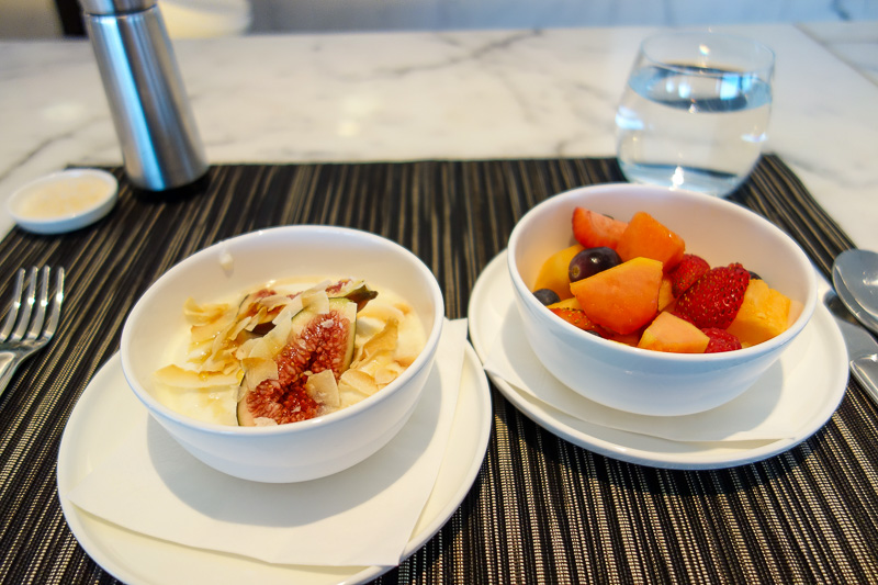 Adelaide-Sydney-Qantas-Lounge - For breakfast I had fruit and yoghurt. It was very good. For the next 2 and a half weeks I will only eat fried spiders and similar items, so this was 