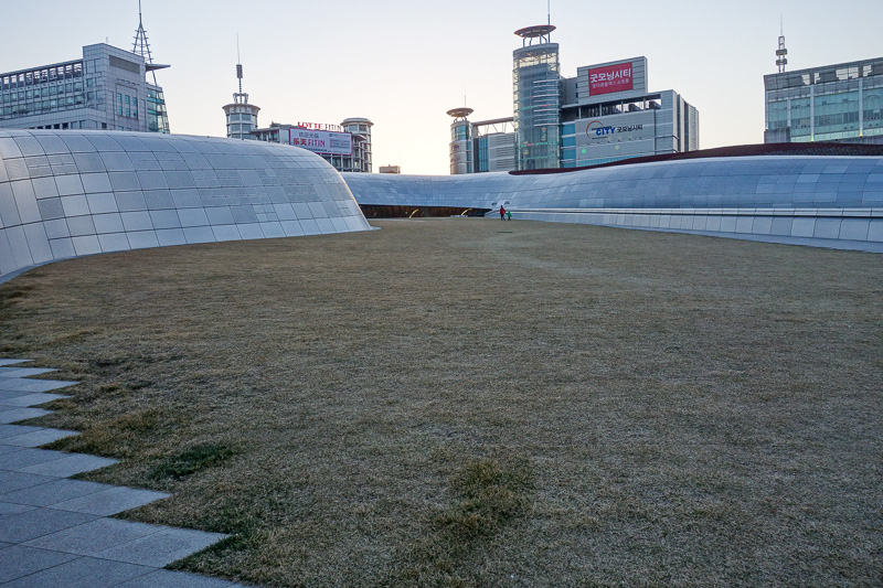 Korea-Seoul-Fashion-Dongdaemun-Architecture - And if you keep walking, you end up on the roof, on the grass.