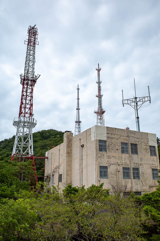 Korea-Busan-Hiking-Taejongdae - Today I actually could get to the very top. These towers are just TV transmitters, no military bases on this little mountain.