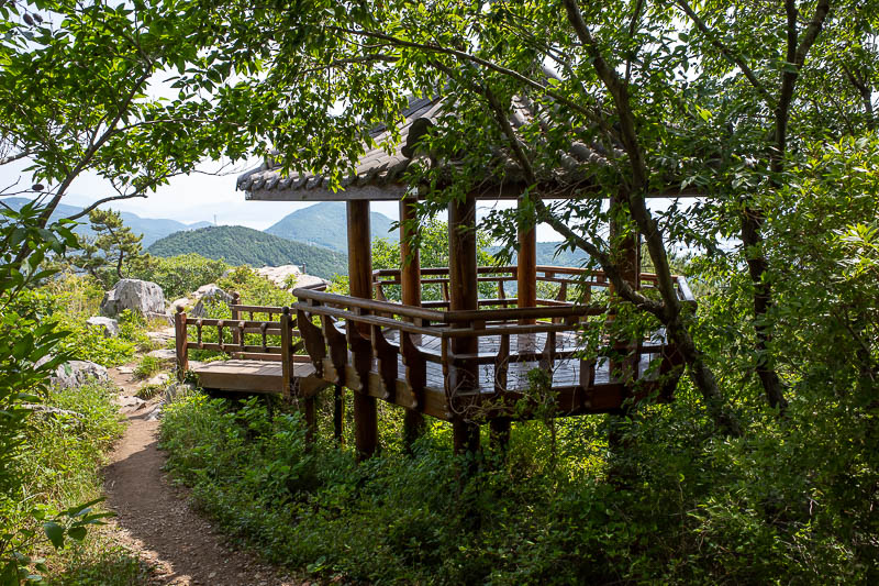 Korea-Yeosu-Hiking-Gubongsan - Gubongsan had a nice spot to sit and enjoy the view. Descending from Gubongsan was the main route most people were taking up to the summit. It was by 