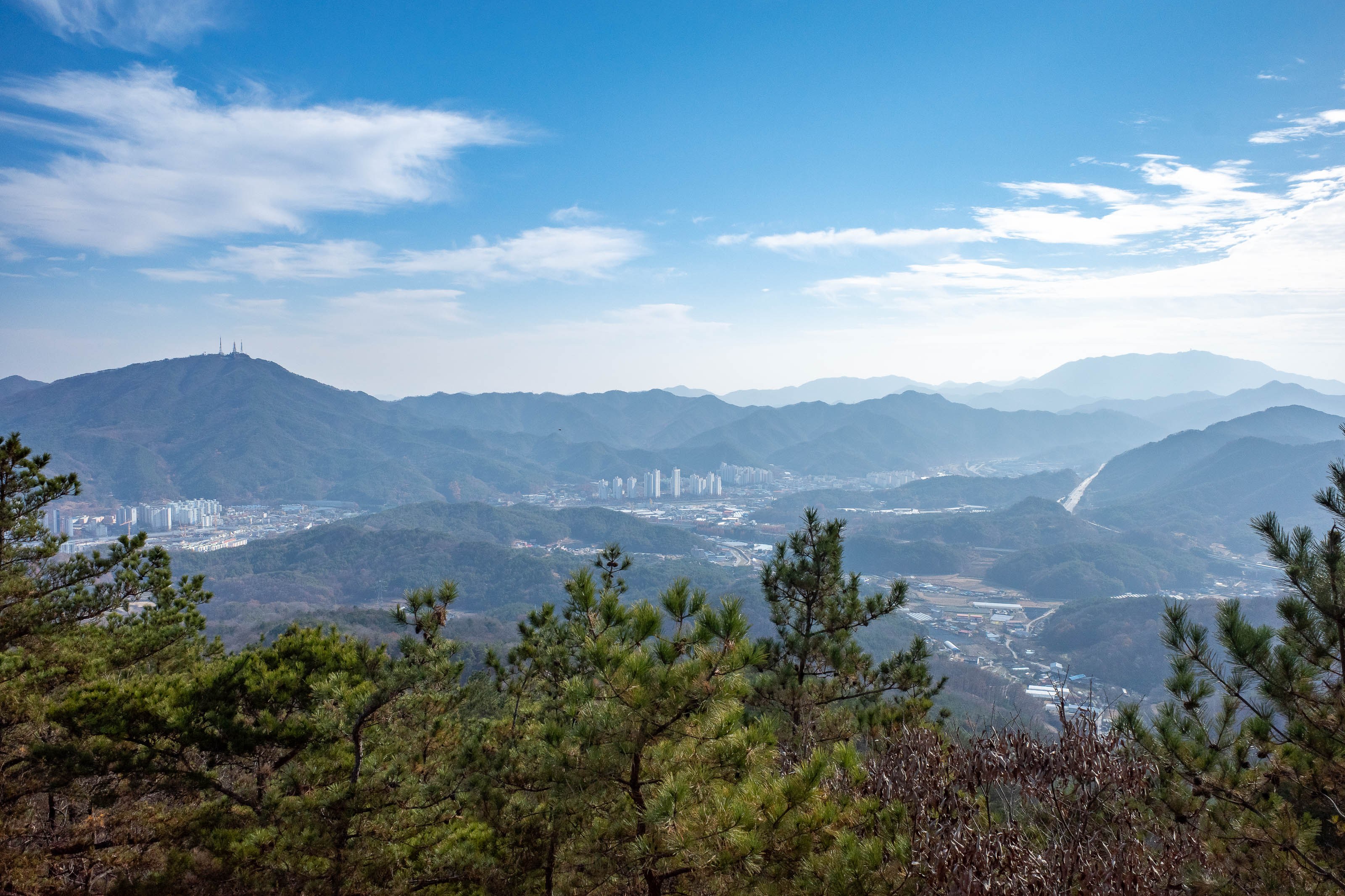 Korean-Hiking-Daejeon-Bomunsan - Nice view further up the valley, all mountains. This is nowhere near the national park which is on completely the opposite side of Daejeon.