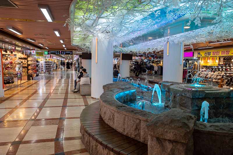 Korea-Daejeon-Jungangro - Jungang-ro also has a very large double lane underground mall under it. With a few offshoots in various directions. It has a fountain. Most of the sho
